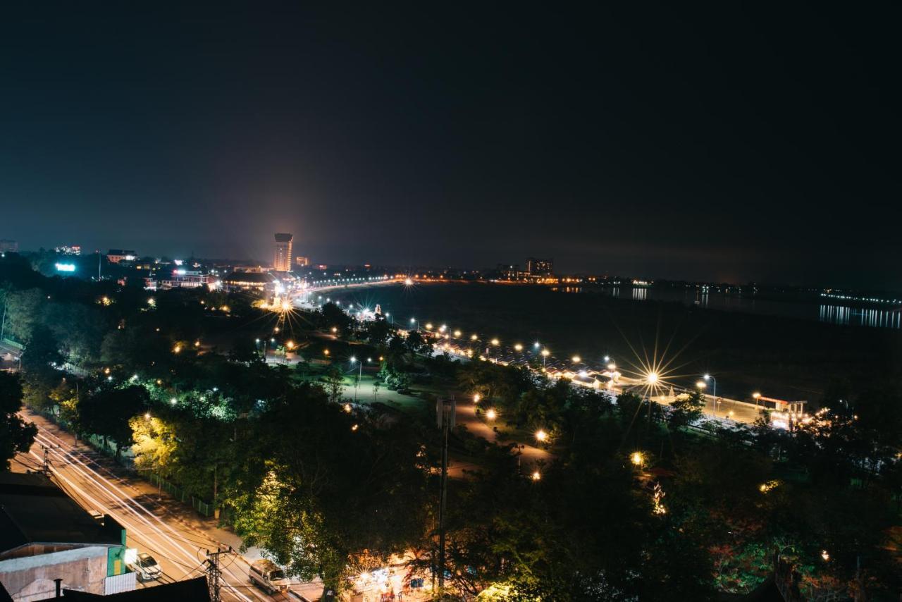 V Hotel Vientiane Bagian luar foto