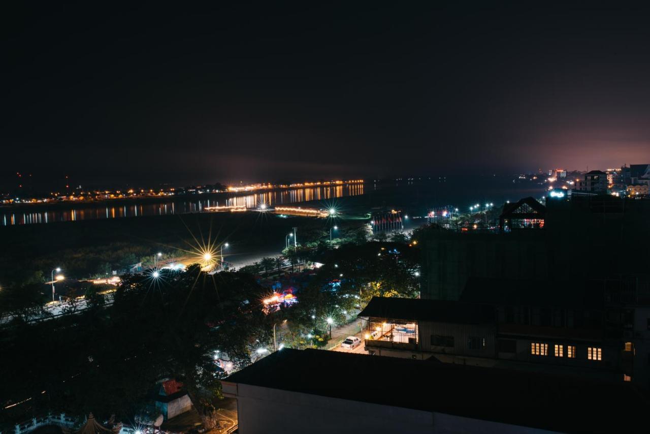 V Hotel Vientiane Bagian luar foto