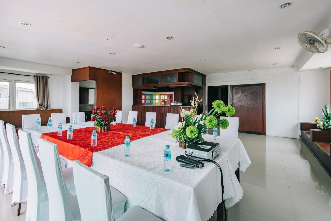 V Hotel Vientiane Bagian luar foto