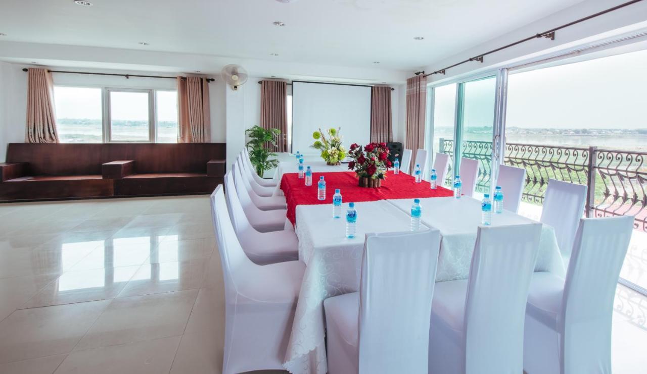 V Hotel Vientiane Bagian luar foto