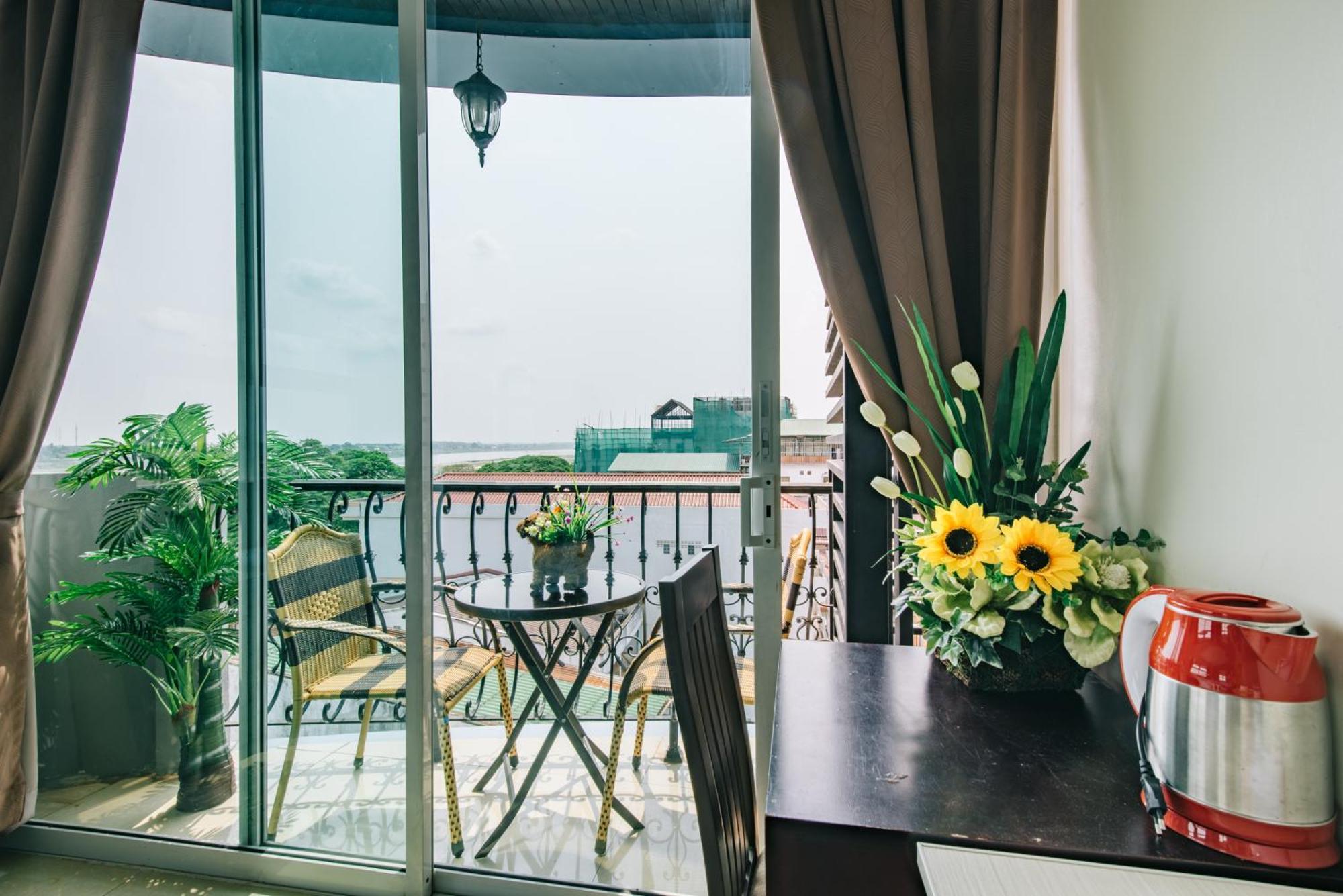 V Hotel Vientiane Bagian luar foto