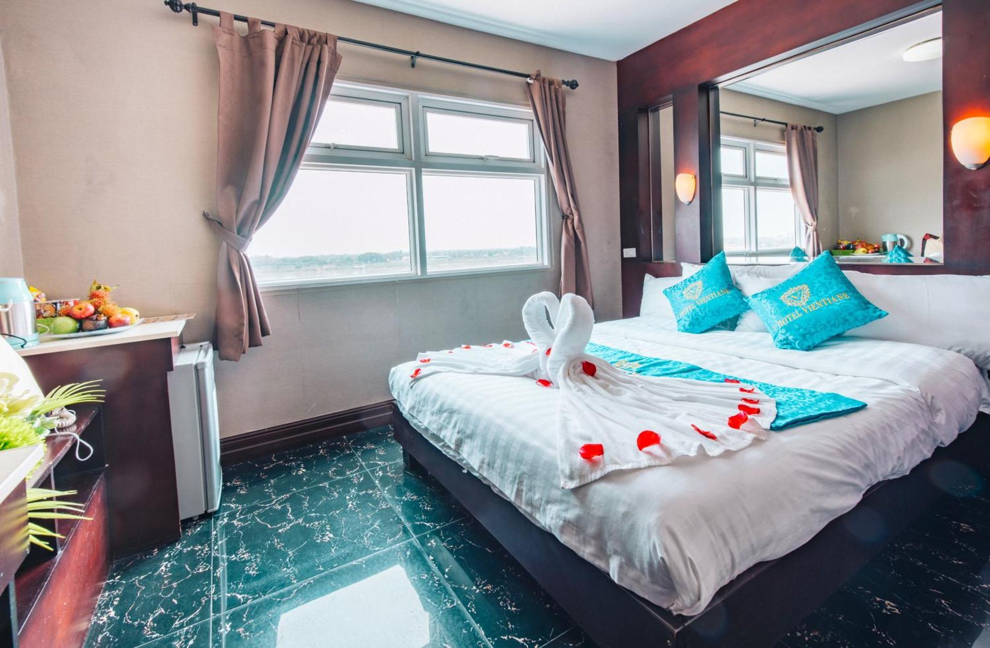 V Hotel Vientiane Bagian luar foto