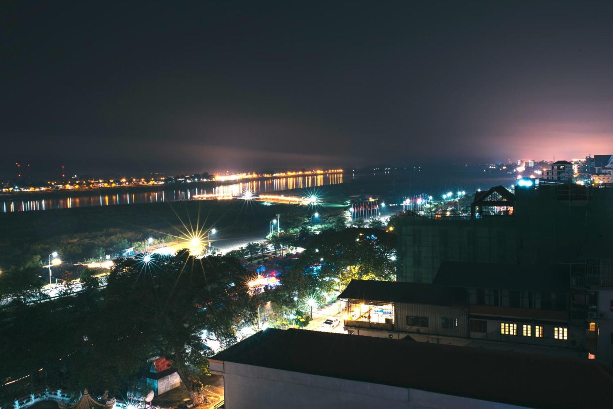 V Hotel Vientiane Bagian luar foto